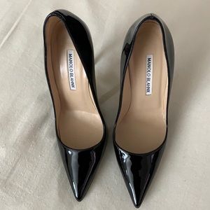 MANOLO BLAHNIK BLACK PATENT LEATHER PUMPS